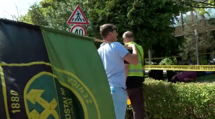 Lakić moli rudare za strpljenje, oni poručuju: “Mi nismo đubrad, nismo smeće. Mi smo časni i pošteni ljudi” Lakić moli rudare za strpljenje, oni poručuju: "Mi nismo đubrad, nismo smeće. Mi smo časni i pošteni ljudi" - featured image