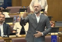 “OVO JE PRST U OKO BOŠNJACIMA…”: Drama u crnogorskom parlamentu, Hadžić za smjenu Mandića… “OVO JE PRST U OKO BOŠNJACIMA…”: Drama u crnogorskom parlamentu, Hadžić za smjenu Mandića… - featured image