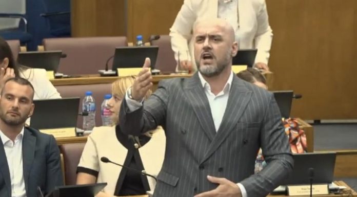 “OVO JE PRST U OKO BOŠNJACIMA…”: Drama u crnogorskom parlamentu, Hadžić za smjenu Mandića… “OVO JE PRST U OKO BOŠNJACIMA…”: Drama u crnogorskom parlamentu, Hadžić za smjenu Mandića… - featured image