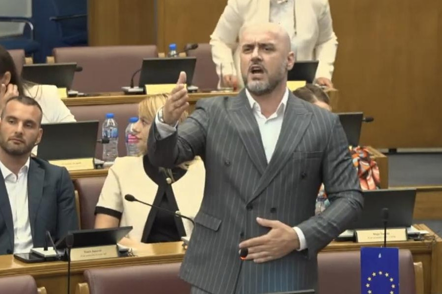 “OVO JE PRST U OKO BOŠNJACIMA…”: Drama u crnogorskom parlamentu, Hadžić za smjenu Mandića… - featured image “OVO JE PRST U OKO BOŠNJACIMA…”: Drama u crnogorskom parlamentu, Hadžić za smjenu Mandića… - featured image