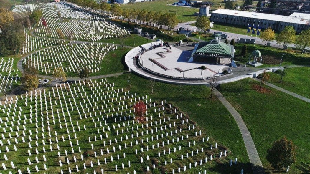 Potresno svjedočenje Mine Zuhrić na suđenju za ubistva 31 Srebreničanina: Udario me je puškom, tražio je da bacim svoje dijete, mislili su da je muško - featured image