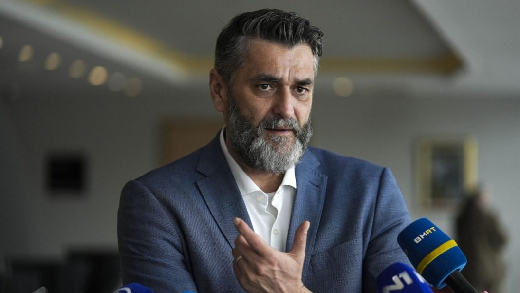 SULJAGIĆ OTVORIO NOVU RASPRAVU: „Ne treba ubjeđivati Srbe da ne slave ratnog zločinca, treba ih pustiti da ih cijeli svijet čuje“ - featured image