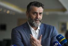 SULJAGIĆ OTVORIO NOVU RASPRAVU: „Ne treba ubjeđivati Srbe da ne slave ratnog zločinca, treba ih pustiti da ih cijeli svijet čuje“ SULJAGIĆ OTVORIO NOVU RASPRAVU: „Ne treba ubjeđivati Srbe da ne slave ratnog zločinca, treba ih pustiti da ih cijeli svijet čuje“ - featured image