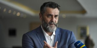 SULJAGIĆ OTVORIO NOVU RASPRAVU: „Ne treba ubjeđivati Srbe da ne slave ratnog zločinca, treba ih pustiti da ih cijeli svijet čuje“ SULJAGIĆ OTVORIO NOVU RASPRAVU: „Ne treba ubjeđivati Srbe da ne slave ratnog zločinca, treba ih pustiti da ih cijeli svijet čuje“ - featured image
