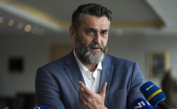 SULJAGIĆ OTVORIO NOVU RASPRAVU: „Ne treba ubjeđivati Srbe da ne slave ratnog zločinca, treba ih pustiti da ih cijeli svijet čuje“ SULJAGIĆ OTVORIO NOVU RASPRAVU: „Ne treba ubjeđivati Srbe da ne slave ratnog zločinca, treba ih pustiti da ih cijeli svijet čuje“ - featured image