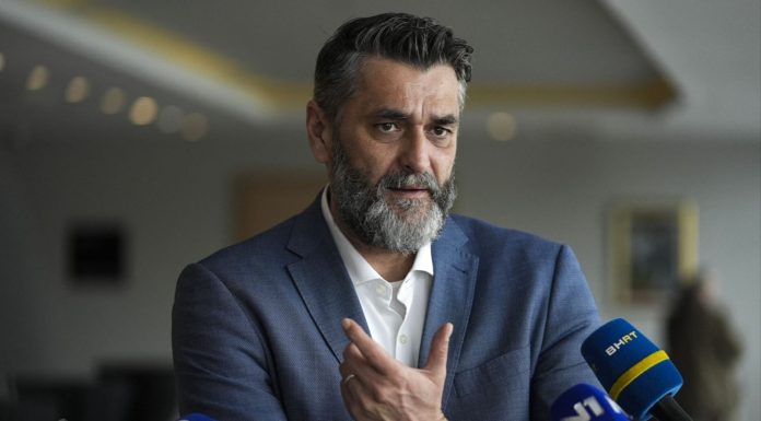 SULJAGIĆ OTVORIO NOVU RASPRAVU: „Ne treba ubjeđivati Srbe da ne slave ratnog zločinca, treba ih pustiti da ih cijeli svijet čuje“ SULJAGIĆ OTVORIO NOVU RASPRAVU: „Ne treba ubjeđivati Srbe da ne slave ratnog zločinca, treba ih pustiti da ih cijeli svijet čuje“ - featured image