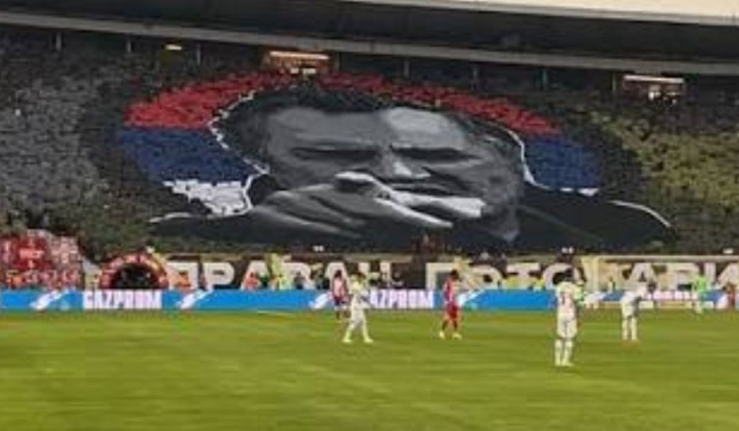 SKANDAL NA MARAKANI: Navijači veličali Ratka Mladića, Delije razvile jezivu poruku „Pravac Potočari“ - featured image