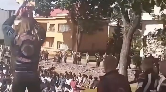 Motociklisti provocirali muslimane tokom džume u Litvaniji: Puštali glasnu muziku i pred džamiju donijeli svinjsku glavu Motociklisti provocirali muslimane tokom džume u Litvaniji: Puštali glasnu muziku i pred džamiju donijeli svinjsku glavu - featured image