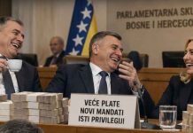 Kome će ako sebi neće: Političari digli sebi plate. Kome će ako sebi neće: Političari digli sebi plate. - featured image