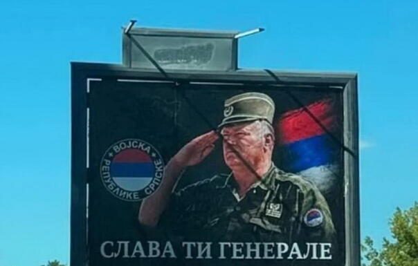 Na ulazu u Rogaticu postavljen bilbord koji veliča ratnog zločinca Ratka Mladića Na ulazu u Rogaticu postavljen bilbord koji veliča ratnog zločinca Ratka Mladića - featured image