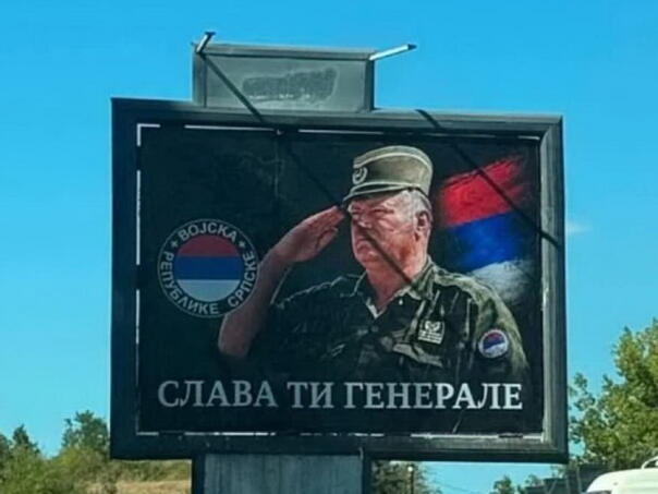 Na ulazu u Rogaticu postavljen bilbord koji veliča ratnog zločinca Ratka Mladića - featured image