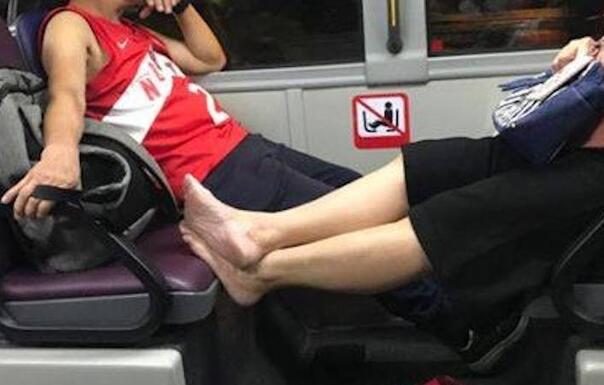 Velike kazne za povraćanje, mokrenje i držanje nogu na sjedištima autobusa Velike kazne za povraćanje, mokrenje i držanje nogu na sjedištima autobusa - featured image
