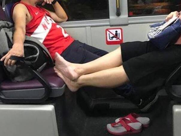 Velike kazne za povraćanje, mokrenje i držanje nogu na sjedištima autobusa - featured image Velike kazne za povraćanje, mokrenje i držanje nogu na sjedištima autobusa - featured image