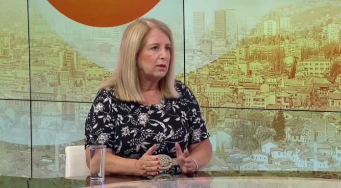 Ambasadorica Izraela u “Novom danu”: “Nazvati to genocidom je malo smiješno, pogotovo u BiH, mogli smo ubiti 2 miliona ljudi” Ambasadorica Izraela u “Novom danu”: “Nazvati to genocidom je malo smiješno, pogotovo u BiH, mogli smo ubiti 2 miliona ljudi” - featured image