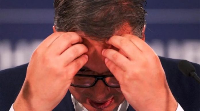 HLADAN TUŠ IZ WASHINGTONA: Vučiću prijete američke sankcije, odjeknuo novi skandal u Srbiji… HLADAN TUŠ IZ WASHINGTONA: Vučiću prijete američke sankcije, odjeknuo novi skandal u Srbiji… - featured image