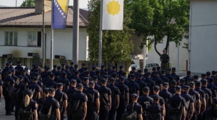 Skandal na policijskoj Akademiji na Vracama: Pripadnici MUP-a HNK koji se nalaze na obuci veličali Ratka Mladića Skandal na policijskoj Akademiji na Vracama: Pripadnici MUP-a HNK koji se nalaze na obuci veličali Ratka Mladića - featured image