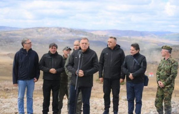 Šta rade političari iz RS na vojnoj vježbi Srbije? Dodik: “Ovo je kao naša vojska” Šta rade političari iz RS na vojnoj vježbi Srbije? Dodik: “Ovo je kao naša vojska” - featured image