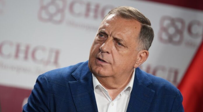 CIJELA BiH PRATI: Dodik prijeti, tvrdi da će uputiti udarac od kojeg se neće oporaviti i spomenuo Srebrenicu CIJELA BiH PRATI: Dodik prijeti, tvrdi da će uputiti udarac od kojeg se neće oporaviti i spomenuo Srebrenicu - featured image