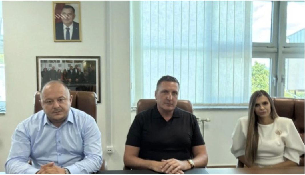 Veličala zločinca Mladića pa ostala bez posla u Sarajevu: Nedeljko Elek je sada „nagrađuje“ stalnim zaposlenjem - featured image