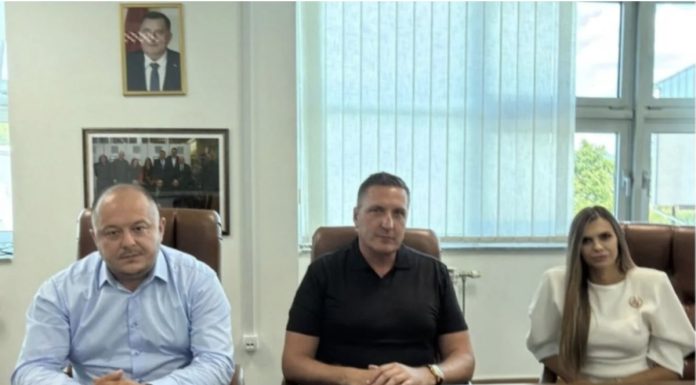 Veličala zločinca Mladića pa ostala bez posla u Sarajevu: Nedeljko Elek je sada „nagrađuje“ stalnim zaposlenjem Veličala zločinca Mladića pa ostala bez posla u Sarajevu: Nedeljko Elek je sada „nagrađuje“ stalnim zaposlenjem - featured image