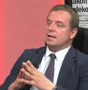 Advokat Čedomir Stojković upozorio: Jedan detalj na beogradskom aerodromu, tokom dočeka tijela Ratka Mladića, izazvao brojne reakcije Advokat Čedomir Stojković upozorio: Jedan detalj na beogradskom aerodromu, tokom dočeka tijela Ratka Mladića, izazvao brojne reakcije - featured image