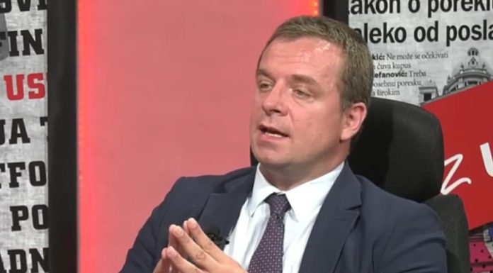 Advokat Čedomir Stojković upozorio: Jedan detalj na beogradskom aerodromu, tokom dočeka tijela Ratka Mladića, izazvao brojne reakcije Advokat Čedomir Stojković upozorio: Jedan detalj na beogradskom aerodromu, tokom dočeka tijela Ratka Mladića, izazvao brojne reakcije - featured image