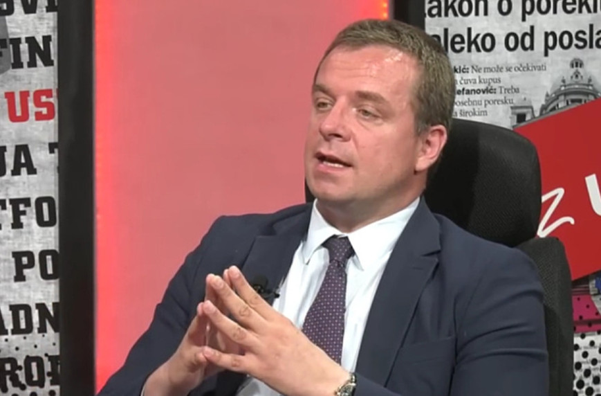 Advokat Čedomir Stojković upozorio: Jedan detalj na beogradskom aerodromu, tokom dočeka tijela Ratka Mladića, izazvao brojne reakcije - featured image