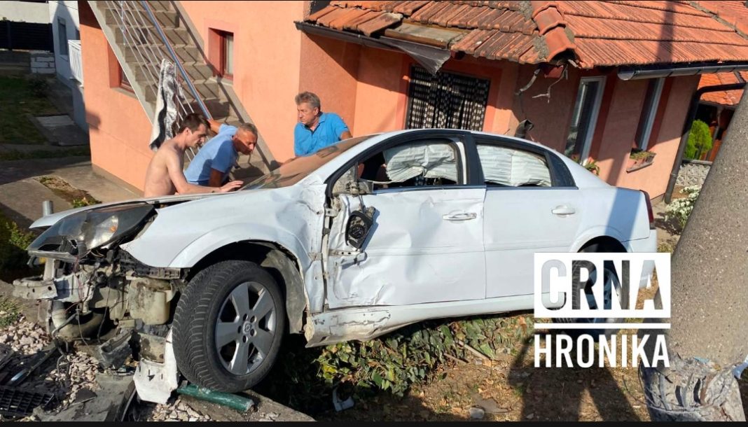 Pijani vozač automobilom uletio u tuđu avliju, zaustavio se ispred žene - featured image