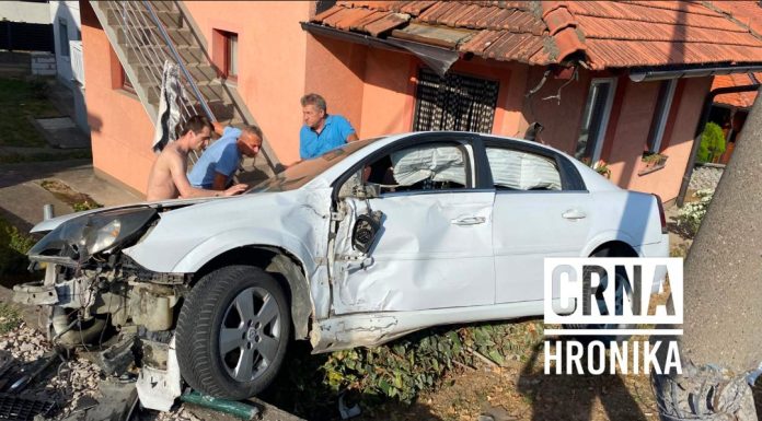 Pijani vozač automobilom uletio u tuđu avliju, zaustavio se ispred žene Pijani vozač automobilom uletio u tuđu avliju, zaustavio se ispred žene - featured image