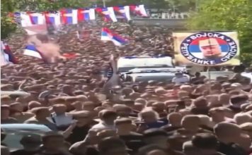 Ludilo na sahrani Ratka Mladića: Poruka upućena Bošnjacima šokirala javnost Ludilo na sahrani Ratka Mladića: Poruka upućena Bošnjacima šokirala javnost - featured image