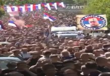 Ludilo na sahrani Ratka Mladića: Poruka upućena Bošnjacima šokirala javnost Ludilo na sahrani Ratka Mladića: Poruka upućena Bošnjacima šokirala javnost - featured image