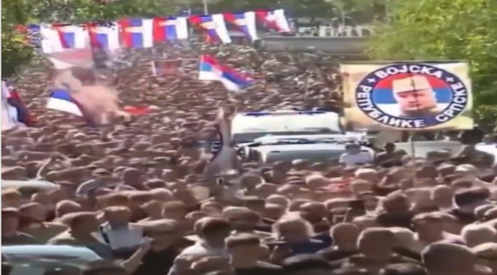 Ludilo na sahrani Ratka Mladića: Poruka upućena Bošnjacima šokirala javnost Ludilo na sahrani Ratka Mladića: Poruka upućena Bošnjacima šokirala javnost - featured image