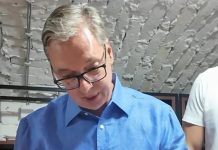 VUČIĆ SE DISTANCIRA: Pogledajte šta je radio pred kamerama kada je kovčeg sa Ratkom Mladićem sletio u Beograd VUČIĆ SE DISTANCIRA: Pogledajte šta je radio pred kamerama kada je kovčeg sa Ratkom Mladićem sletio u Beograd - featured image