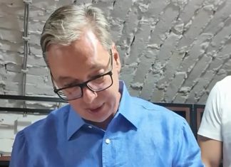 VUČIĆ SE DISTANCIRA: Pogledajte šta je radio pred kamerama kada je kovčeg sa Ratkom Mladićem sletio u Beograd VUČIĆ SE DISTANCIRA: Pogledajte šta je radio pred kamerama kada je kovčeg sa Ratkom Mladićem sletio u Beograd - featured image
