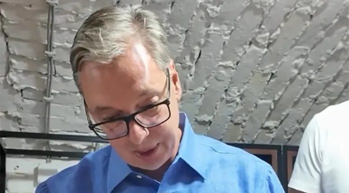 VUČIĆ SE DISTANCIRA: Pogledajte šta je radio pred kamerama kada je kovčeg sa Ratkom Mladićem sletio u Beograd VUČIĆ SE DISTANCIRA: Pogledajte šta je radio pred kamerama kada je kovčeg sa Ratkom Mladićem sletio u Beograd - featured image