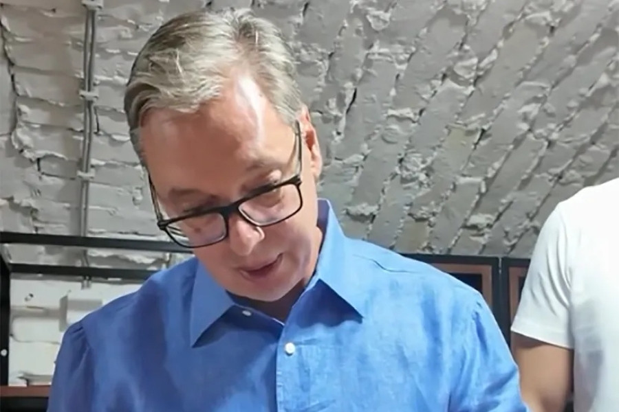 VUČIĆ SE DISTANCIRA: Pogledajte šta je radio pred kamerama kada je kovčeg sa Ratkom Mladićem sletio u Beograd - featured image