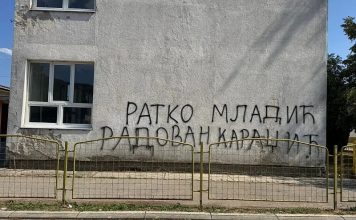 Prvi je dan škole, a na školskom zidu u Bratuncu i dalje stoji ime Ratka Mladića: Tokom rata tu je bio logor za Bošnjake Prvi je dan škole, a na školskom zidu u Bratuncu i dalje stoji ime Ratka Mladića: Tokom rata tu je bio logor za Bošnjake - featured image