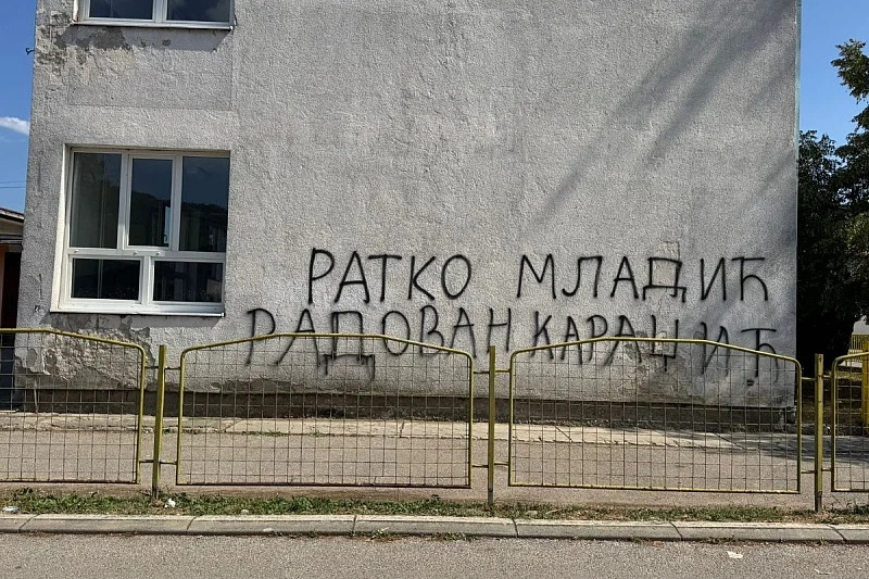 Prvi je dan škole, a na školskom zidu u Bratuncu i dalje stoji ime Ratka Mladića: Tokom rata tu je bio logor za Bošnjake - featured image