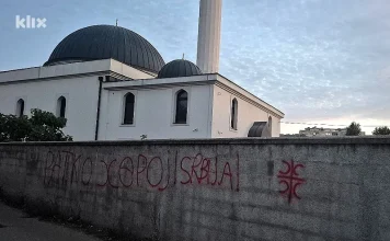 Provokacija u Banjoj Luci: Zid Gazanfer-begove džamije oskrnavljen porukom “Ratko heroj”