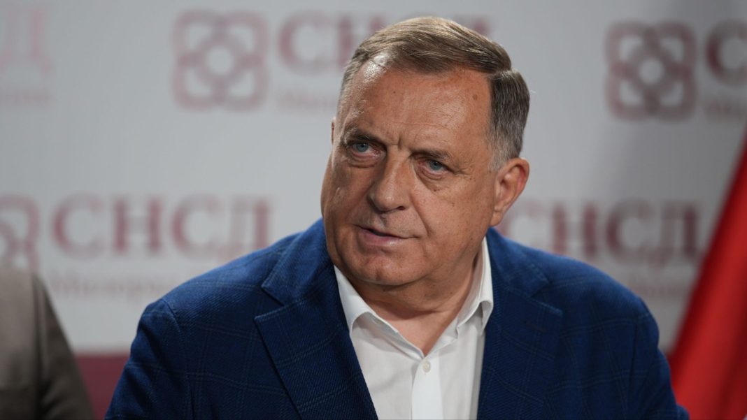 DODIK PONOVO UDARIO NA DRŽAVNE INSTITUCIJE! Pozvao srpske kadrove da napuste Sud i Tužilaštvo BiH - featured image DODIK PONOVO UDARIO NA DRŽAVNE INSTITUCIJE! Pozvao srpske kadrove da napuste Sud i Tužilaštvo BiH - featured image