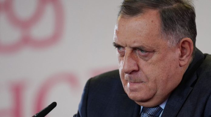 DODIK PONOVO ŠOKIRAO JAVNOST: Pozvao Srbe da BiH ne zovu državom DODIK PONOVO ŠOKIRAO JAVNOST: Pozvao Srbe da BiH ne zovu državom - featured image