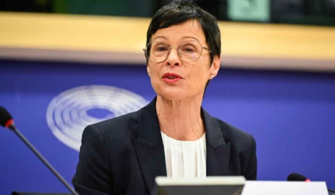 HLADAN TUŠ ZA BEOGRAD IZ BRISELA: Kos prozvala ministre, vojsku i političare iz RS-a zbog Mladića - featured image HLADAN TUŠ ZA BEOGRAD IZ BRISELA: Kos prozvala ministre, vojsku i političare iz RS-a zbog Mladića - featured image