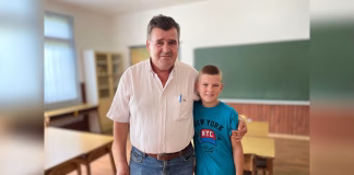 Davud nema školskog druga u klupi, jedini je učenik u školi u Dragovićima