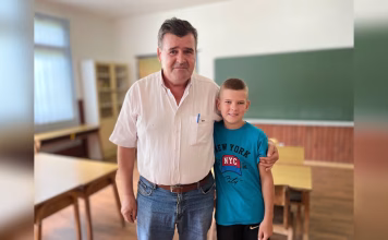 Davud nema školskog druga u klupi, jedini je učenik u školi u Dragovićima
