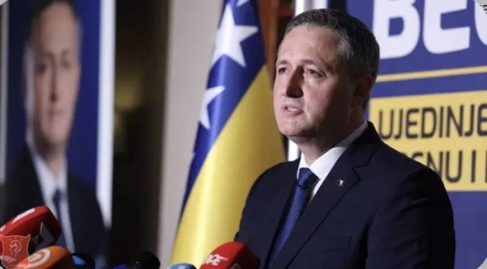 Bećirović dobio pitanje o pomilovanju Dodika, njegov odgovor privukao pažnju Bećirović dobio pitanje o pomilovanju Dodika, njegov odgovor privukao pažnju - featured image