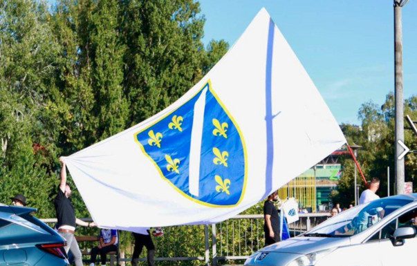 Hapšenja u bh. gradu, pijan uklanjao zastave s ljiljanima Hapšenja u bh. gradu, pijan uklanjao zastave s ljiljanima - featured image