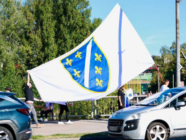 Hapšenja u bh. gradu, pijan uklanjao zastave s ljiljanima - featured image Hapšenja u bh. gradu, pijan uklanjao zastave s ljiljanima - featured image